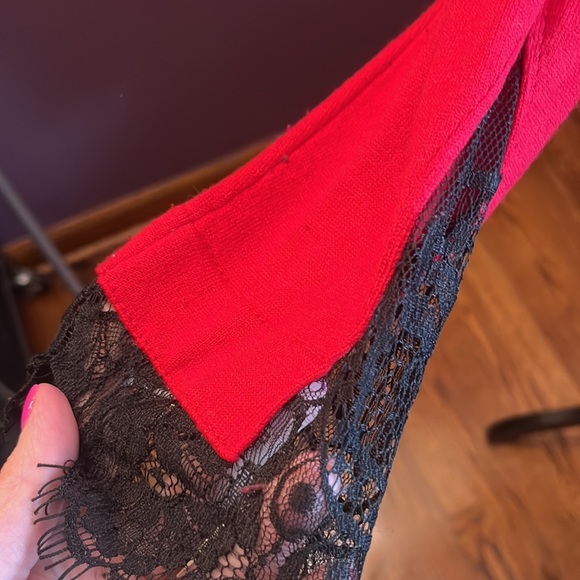 Beautiful red sweater with black eyelash lace at the bottom of the sleeves - Picture 3 of 5